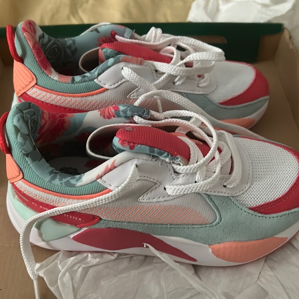 Girls puma sneakers